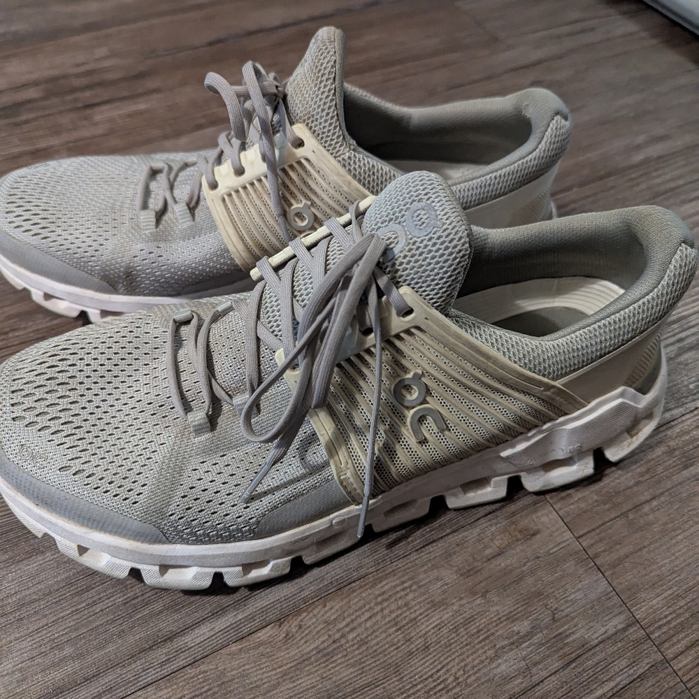 On cloud cross training shoes. Women's 9.5